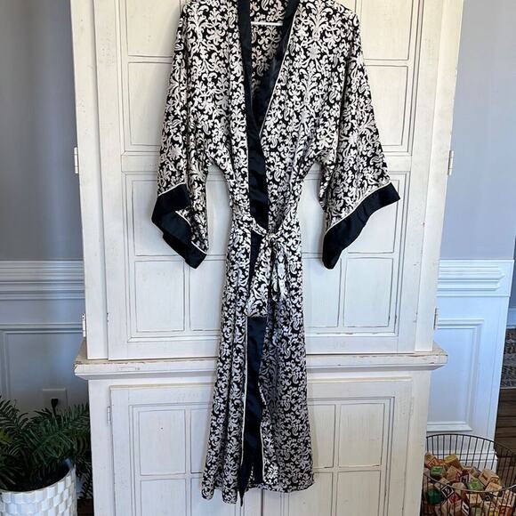 Natori size medium black and cream silky robe